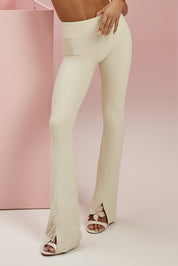 טייץ מתרחב מדגם ADEL 92 עם פתח בסיומת הרגל הקדמית ותיפורים לאורך הרגל בגוון שמנת