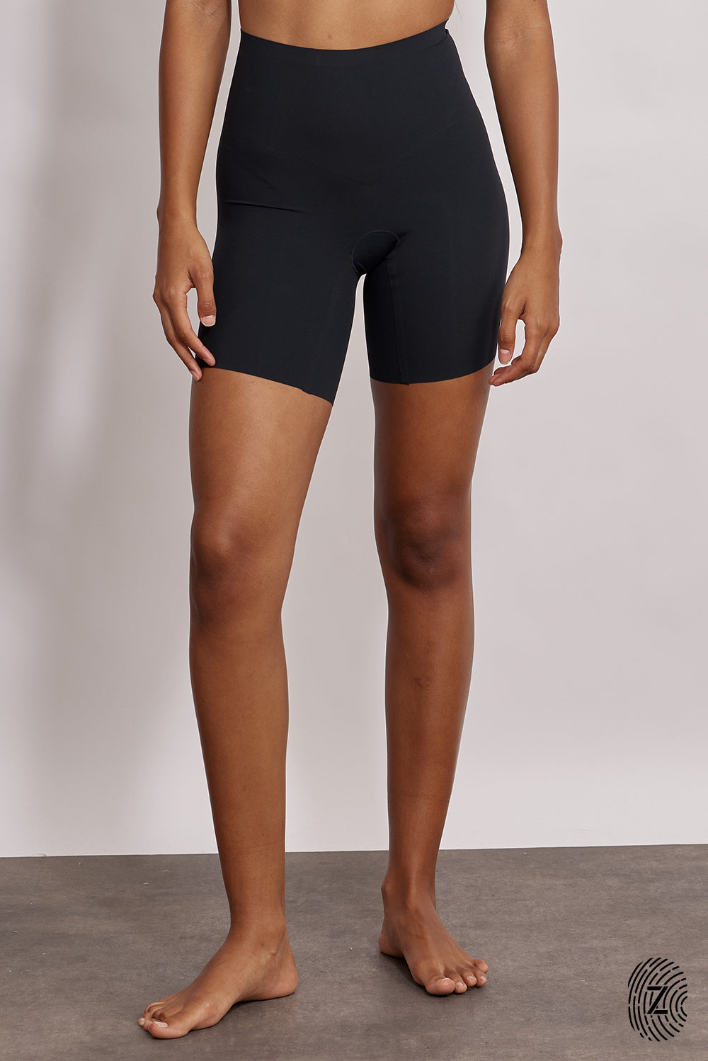 מכנסי מחטב קצרים בשילוב הדבקות, לא מדובר בבד מנדף זיעה אלא במחטב ללבישה מתחת לבגדים וכו׳. בגוון שחור מסדרת touch