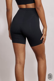 מכנסי מחטב קצרים בשילוב הדבקות, לא מדובר בבד מנדף זיעה אלא במחטב ללבישה מתחת לבגדים וכו׳. בגוון שחור מסדרת touch