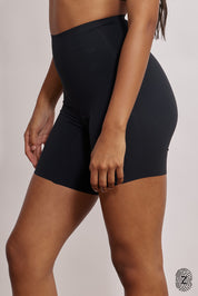 מכנסי מחטב קצרים בשילוב הדבקות, לא מדובר בבד מנדף זיעה אלא במחטב ללבישה מתחת לבגדים וכו׳. בגוון שחור מסדרת touch