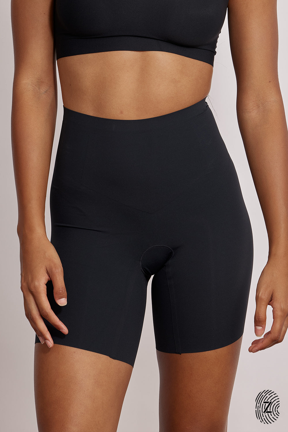 מכנסי מחטב קצרים בשילוב הדבקות, לא מדובר בבד מנדף זיעה אלא במחטב ללבישה מתחת לבגדים וכו׳. בגוון שחור מסדרת touch