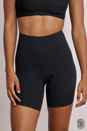 מכנסי מחטב קצרים בשילוב הדבקות, לא מדובר בבד מנדף זיעה אלא במחטב ללבישה מתחת לבגדים וכו׳. בגוון שחור מסדרת touch