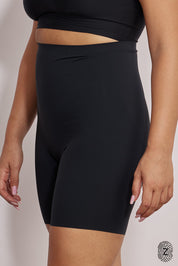 מכנסי מחטב קצרים בשילוב הדבקות, לא מדובר בבד מנדף זיעה אלא במחטב ללבישה מתחת לבגדים וכו׳. בגוון שחור מסדרת touch