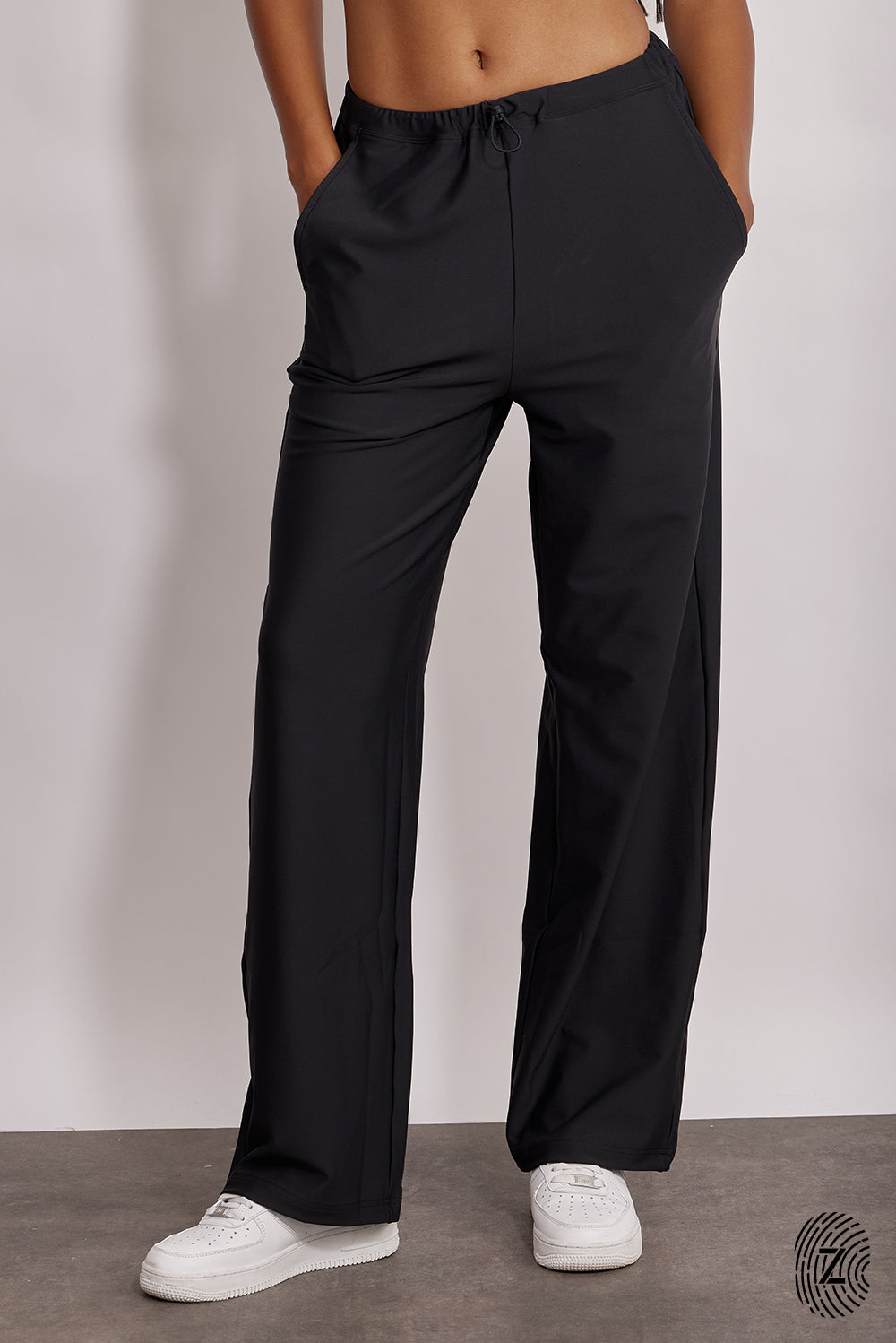 מכנס ארוך מבד 4 כיוונים, סיומת ישרה, עם כיסים צדדים, גומי וכפתור להידוק השרוך הפנימי בגוון שחור מקולקציית touch