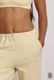 מכנס ארוך מבד 4 כיוונים, סיומת ישרה, עם כיסים צדדים, גומי וכפתור להידוק השרוך הפנימי בגוון צהוב מקולקציית touch