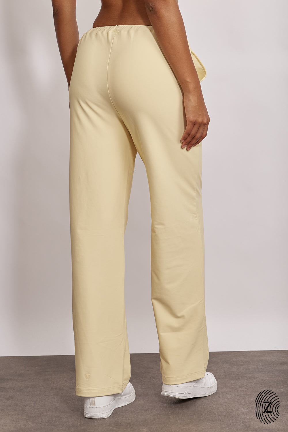 מכנס ארוך מבד 4 כיוונים, סיומת ישרה, עם כיסים צדדים, גומי וכפתור להידוק השרוך הפנימי בגוון צהוב מקולקציית touch
