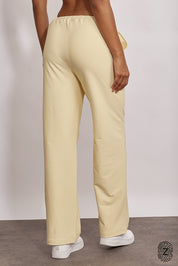 מכנס ארוך מבד 4 כיוונים, סיומת ישרה, עם כיסים צדדים, גומי וכפתור להידוק השרוך הפנימי בגוון צהוב מקולקציית touch