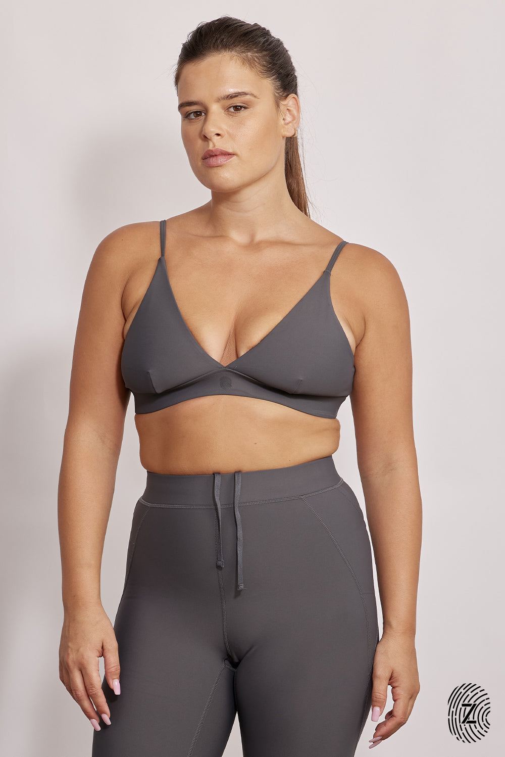 טופ משולשים בגזרת וי מבד 4 כיוונים,  עם כתפיות מתכוונות, ללא ריפוד נשלף וללא פתח ריפוד, מקולקציית touch בעיצובה של ספיר אביסרור בגוון אפור-סילבר