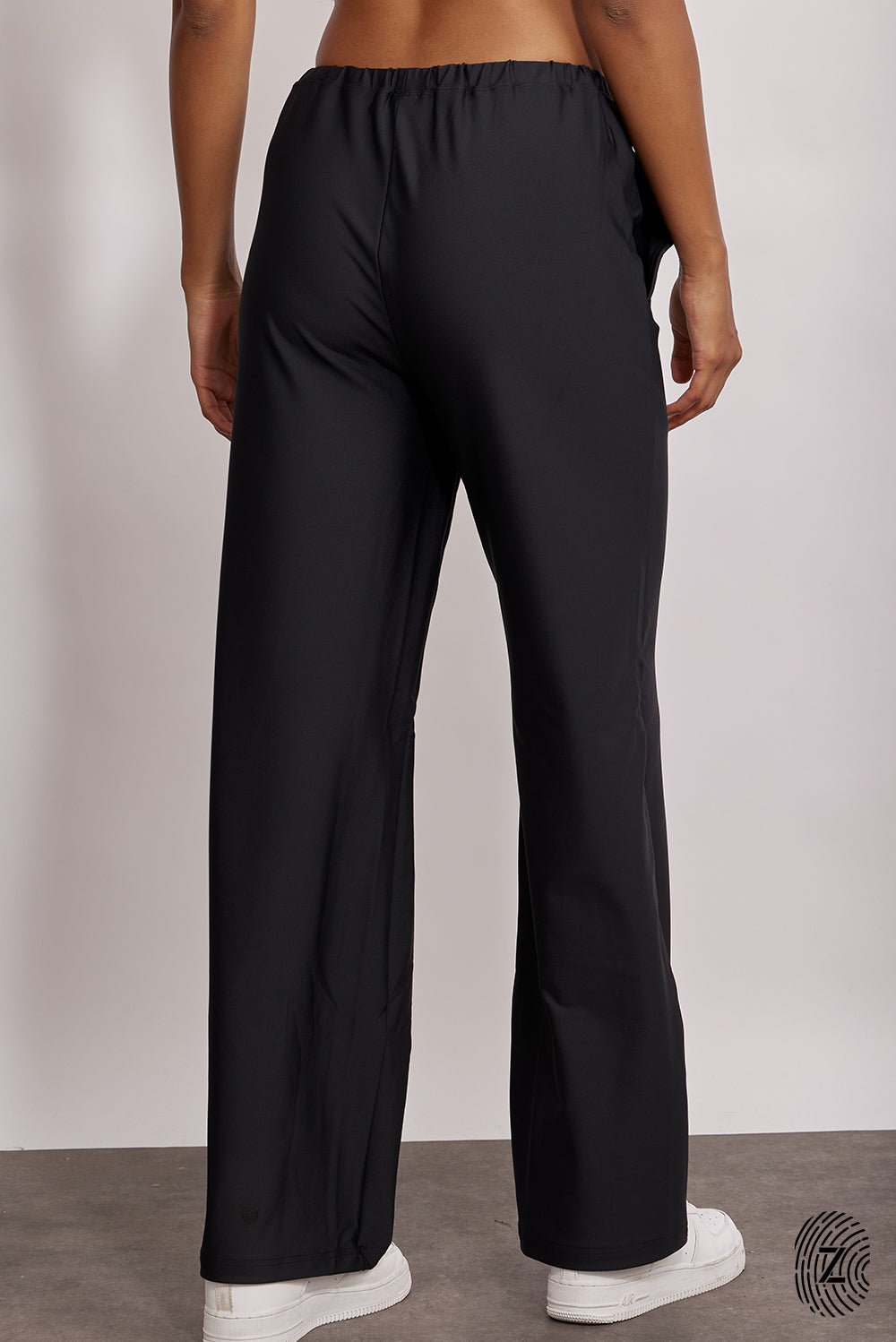 מכנס ארוך מבד 4 כיוונים, סיומת ישרה, עם כיסים צדדים, גומי וכפתור להידוק השרוך הפנימי בגוון שחור מקולקציית touch