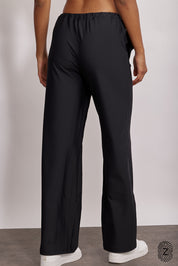 מכנס ארוך מבד 4 כיוונים, סיומת ישרה, עם כיסים צדדים, גומי וכפתור להידוק השרוך הפנימי בגוון שחור מקולקציית touch