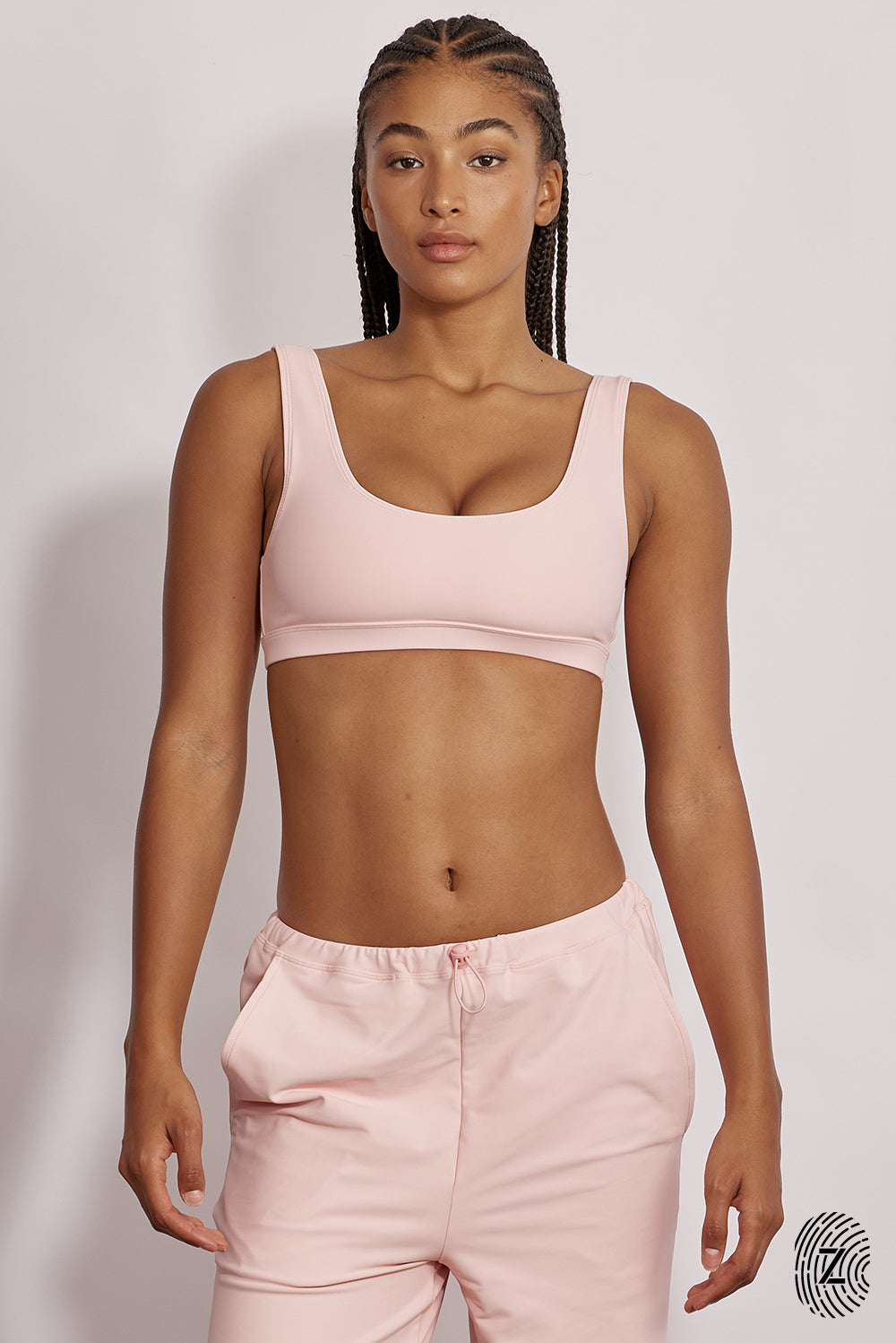 טופ ספורטיבי מבד 4 כיוונים בגוון ורוד, כתפיות עבות, ללא ריפוד נשלף וללא פתח להכנסת ריפוד, מקולקציית touch