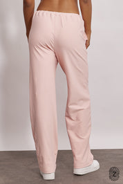 מכנס ארוך מבד 4 כיוונים, סיומת ישרה, עם כיסים צדדים, גומי וכפתור להידוק השרוך הפנימי בגוון ורוד מקולקציית touch