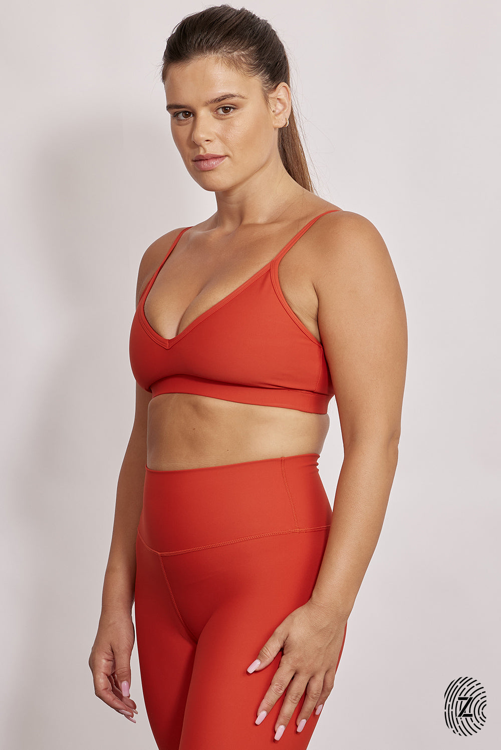 טופ ספורט מבד 4 כיוונים - חלק קדמי וי, ריפוד נשלף, כתפיות מתכוונות - בגוון כתום אדמדם מקולקציית TOUCH