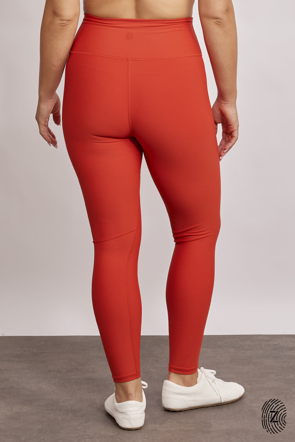 טייץ מבד 4 כיוונים בגזרה גבוהה, ארוך, לוגו touch בחגורת הפריט בחלקה האחורי. גון כתום אדמדם