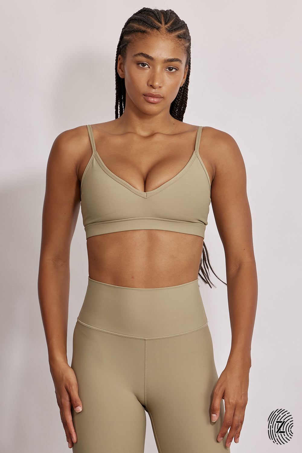 טופ ספורט מבד 4 כיוונים - חלק קדמי וי, ריפוד נשלף, כתפיות מתכוונות - בגוון חול מקולקציית TOUCH