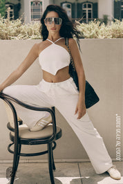 מכנס ארוך מבד 4 כיוונים, סיומת ישרה, עם כיסים צדדים, גומי וכפתור להידוק השרוך הפנימי בגוון לבן מקולקציית touch