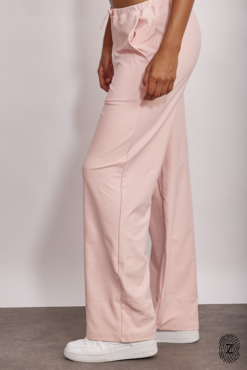 מכנס ארוך מבד 4 כיוונים, סיומת ישרה, עם כיסים צדדים, גומי וכפתור להידוק השרוך הפנימי בגוון ורוד מקולקציית touch