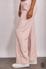 מכנס ארוך מבד 4 כיוונים, סיומת ישרה, עם כיסים צדדים, גומי וכפתור להידוק השרוך הפנימי בגוון ורוד מקולקציית touch