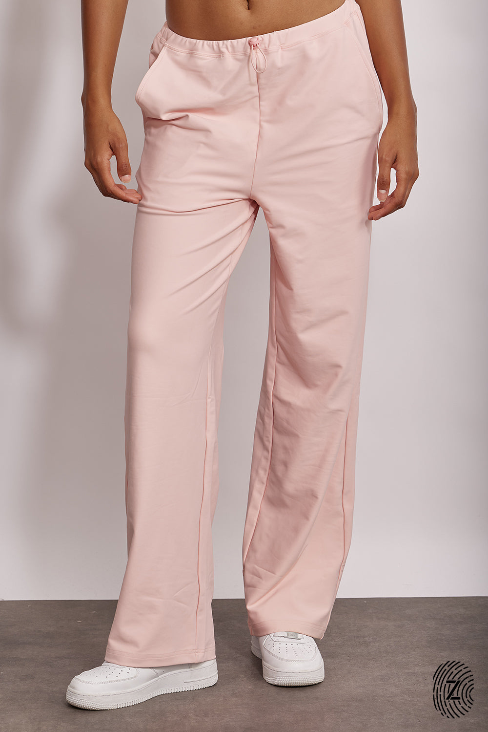 מכנס ארוך מבד 4 כיוונים, סיומת ישרה, עם כיסים צדדים, גומי וכפתור להידוק השרוך הפנימי בגוון ורוד מקולקציית touch