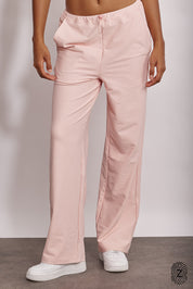 מכנס ארוך מבד 4 כיוונים, סיומת ישרה, עם כיסים צדדים, גומי וכפתור להידוק השרוך הפנימי בגוון ורוד מקולקציית touch