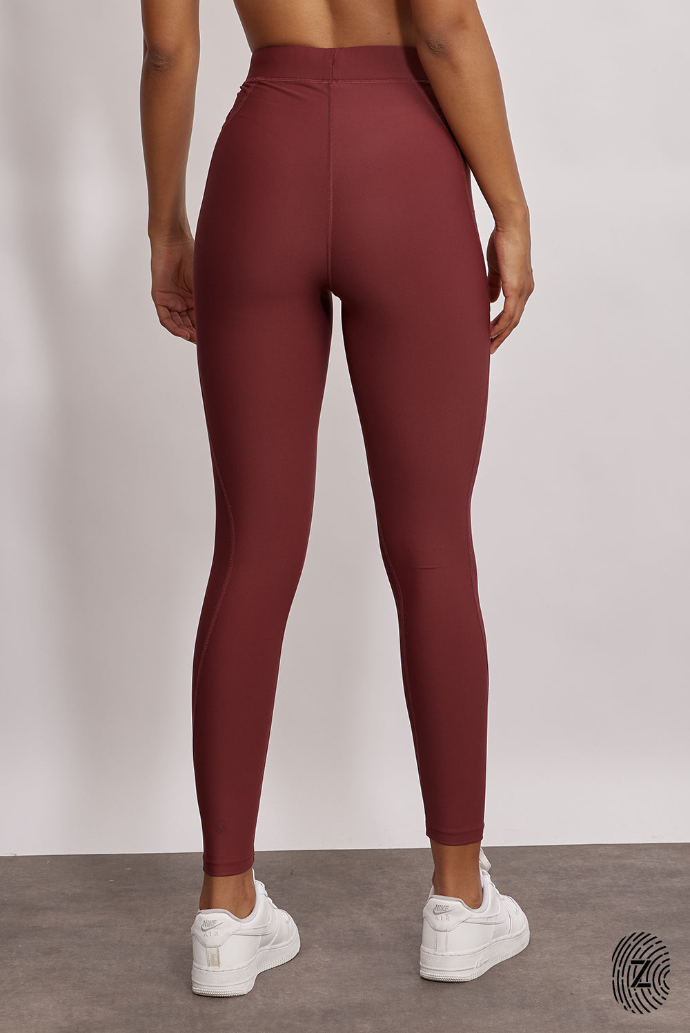 טייץ ארוך מבד 4 כיוונים, גומי בחגורה, שרוכים נשלפים וכיסים צדדים, בגוון יין-בורדו מהקולקציה בעיצובה של ספיר אביסרור