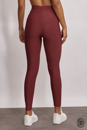 טייץ ארוך מבד 4 כיוונים, גומי בחגורה, שרוכים נשלפים וכיסים צדדים, בגוון יין-בורדו מהקולקציה בעיצובה של ספיר אביסרור