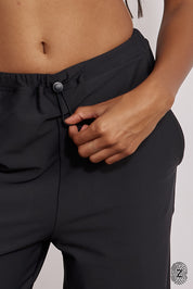 מכנס ארוך מבד 4 כיוונים, סיומת ישרה, עם כיסים צדדים, גומי וכפתור להידוק השרוך הפנימי בגוון שחור מקולקציית touch