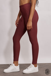 טייץ ארוך מבד 4 כיוונים, גומי בחגורה, שרוכים נשלפים וכיסים צדדים, בגוון יין-בורדו מהקולקציה בעיצובה של ספיר אביסרור