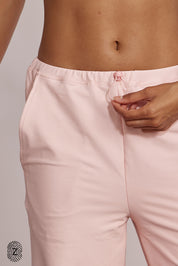 מכנס ארוך מבד 4 כיוונים, סיומת ישרה, עם כיסים צדדים, גומי וכפתור להידוק השרוך הפנימי בגוון ורוד מקולקציית touch