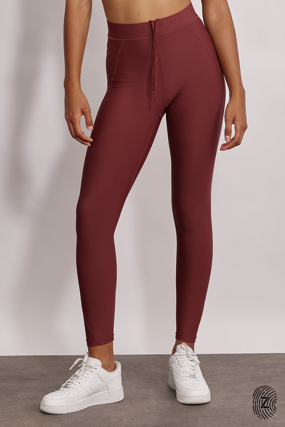 טייץ ארוך מבד 4 כיוונים, גומי בחגורה, שרוכים נשלפים וכיסים צדדים, בגוון יין-בורדו מהקולקציה בעיצובה של ספיר אביסרור