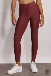 טייץ ארוך מבד 4 כיוונים, גומי בחגורה, שרוכים נשלפים וכיסים צדדים, בגוון יין-בורדו מהקולקציה בעיצובה של ספיר אביסרור