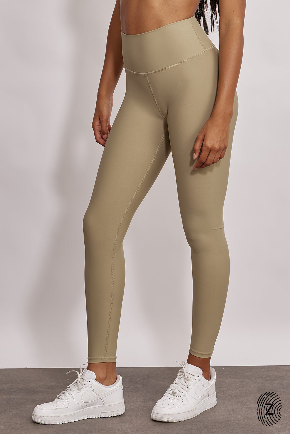 טייץ מבד 4 כיוונים בגזרה גבוהה, ארוך, לוגו touch בחגורת הפריט בחלקה האחורי. גון חול