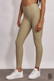 טייץ מבד 4 כיוונים בגזרה גבוהה, ארוך, לוגו touch בחגורת הפריט בחלקה האחורי. גון חול