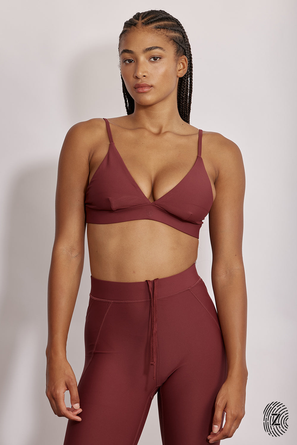 טופ משולשים בגזרת וי מבד 4 כיוונים,  עם כתפיות מתכוונות, ללא ריפוד נשלף וללא פתח ריפוד, מקולקציית touch בעיצובה של ספיר אביסרור בגוון יין בורדו