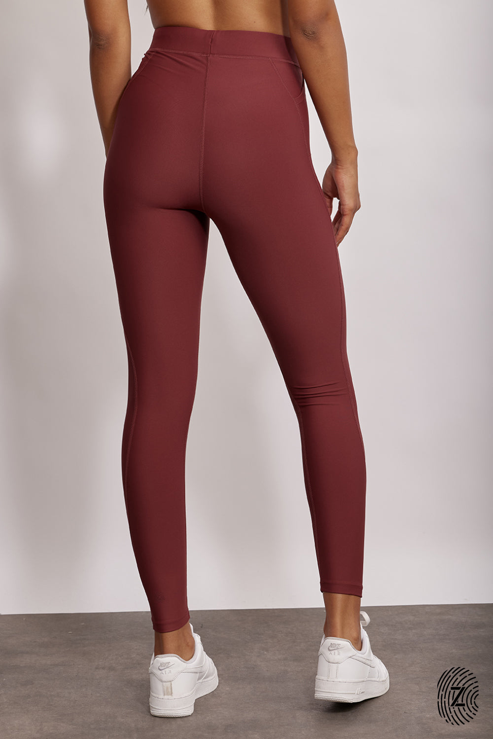 טייץ ארוך מבד 4 כיוונים, גומי בחגורה, שרוכים נשלפים וכיסים צדדים, בגוון יין-בורדו מהקולקציה בעיצובה של ספיר אביסרור