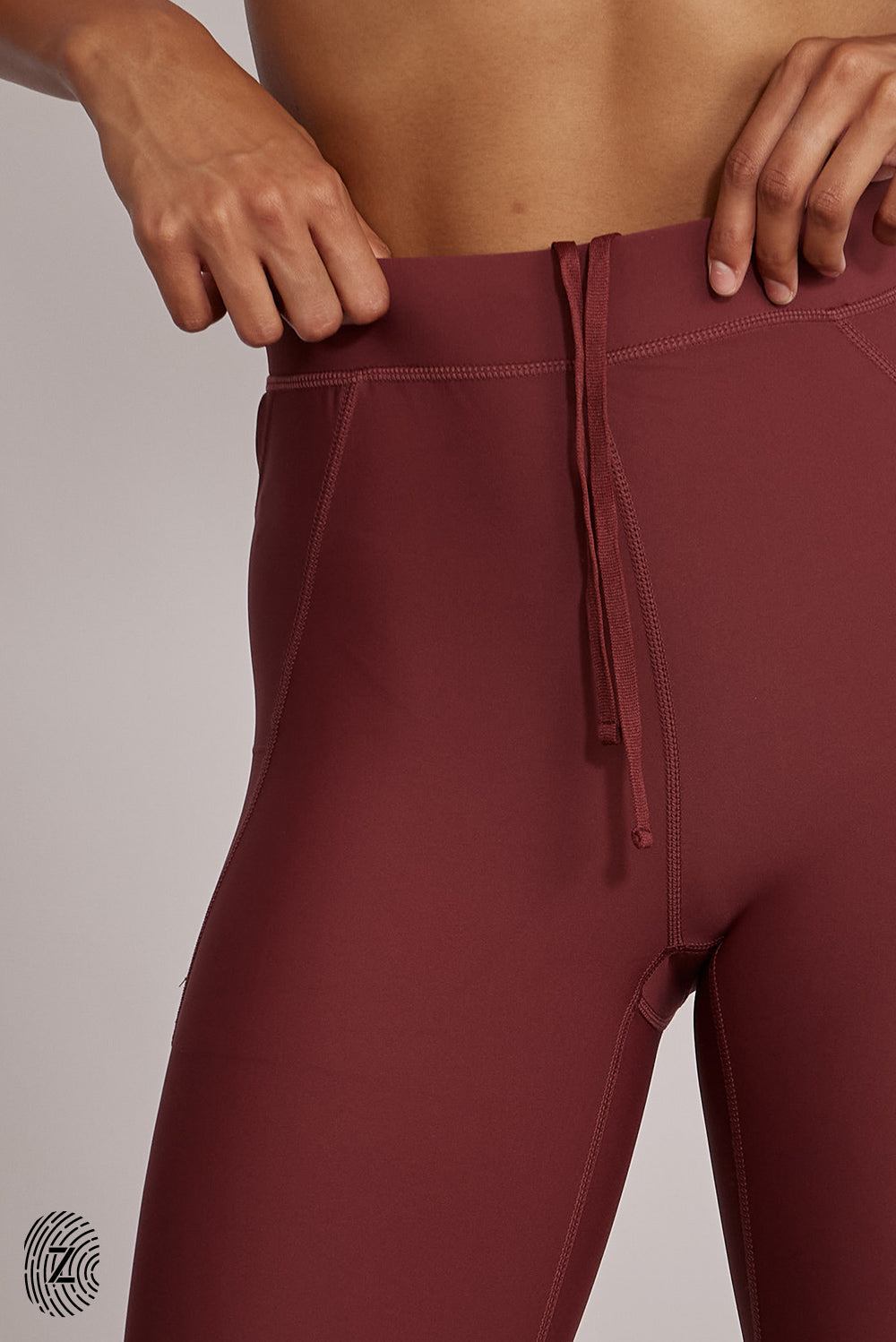 טייץ ארוך מבד 4 כיוונים, גומי בחגורה, שרוכים נשלפים וכיסים צדדים, בגוון יין-בורדו מהקולקציה בעיצובה של ספיר אביסרור