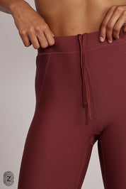 טייץ ארוך מבד 4 כיוונים, גומי בחגורה, שרוכים נשלפים וכיסים צדדים, בגוון יין-בורדו מהקולקציה בעיצובה של ספיר אביסרור