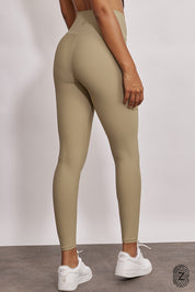 טייץ מבד 4 כיוונים בגזרה גבוהה, ארוך, לוגו touch בחגורת הפריט בחלקה האחורי. גון חול