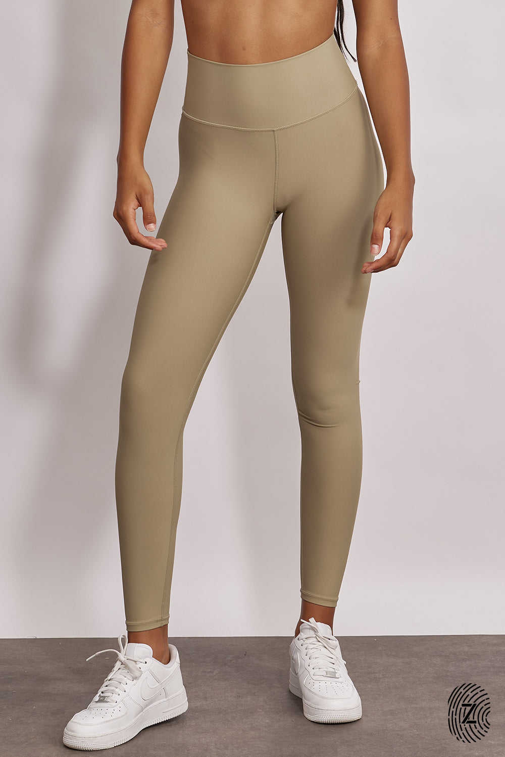 טייץ מבד 4 כיוונים בגזרה גבוהה, ארוך, לוגו touch בחגורת הפריט בחלקה האחורי. גון חול