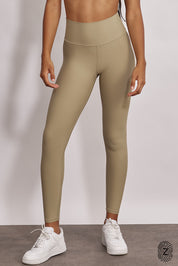 טייץ מבד 4 כיוונים בגזרה גבוהה, ארוך, לוגו touch בחגורת הפריט בחלקה האחורי. גון חול