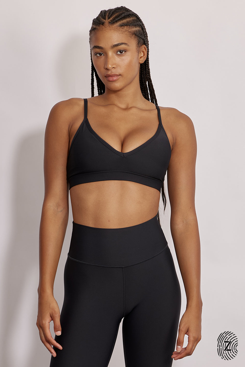 טופ ספורט מבד 4 כיוונים - חלק קדמי וי, ריפוד נשלף, כתפיות מתכוונות - בגוון שחור מקולקציית TOUCH