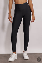 טייץ מבד 4 כיוונים בגזרה גבוהה, ארוך, לוגו touch בחגורת הפריט בחלקה האחורי. גוון שחור