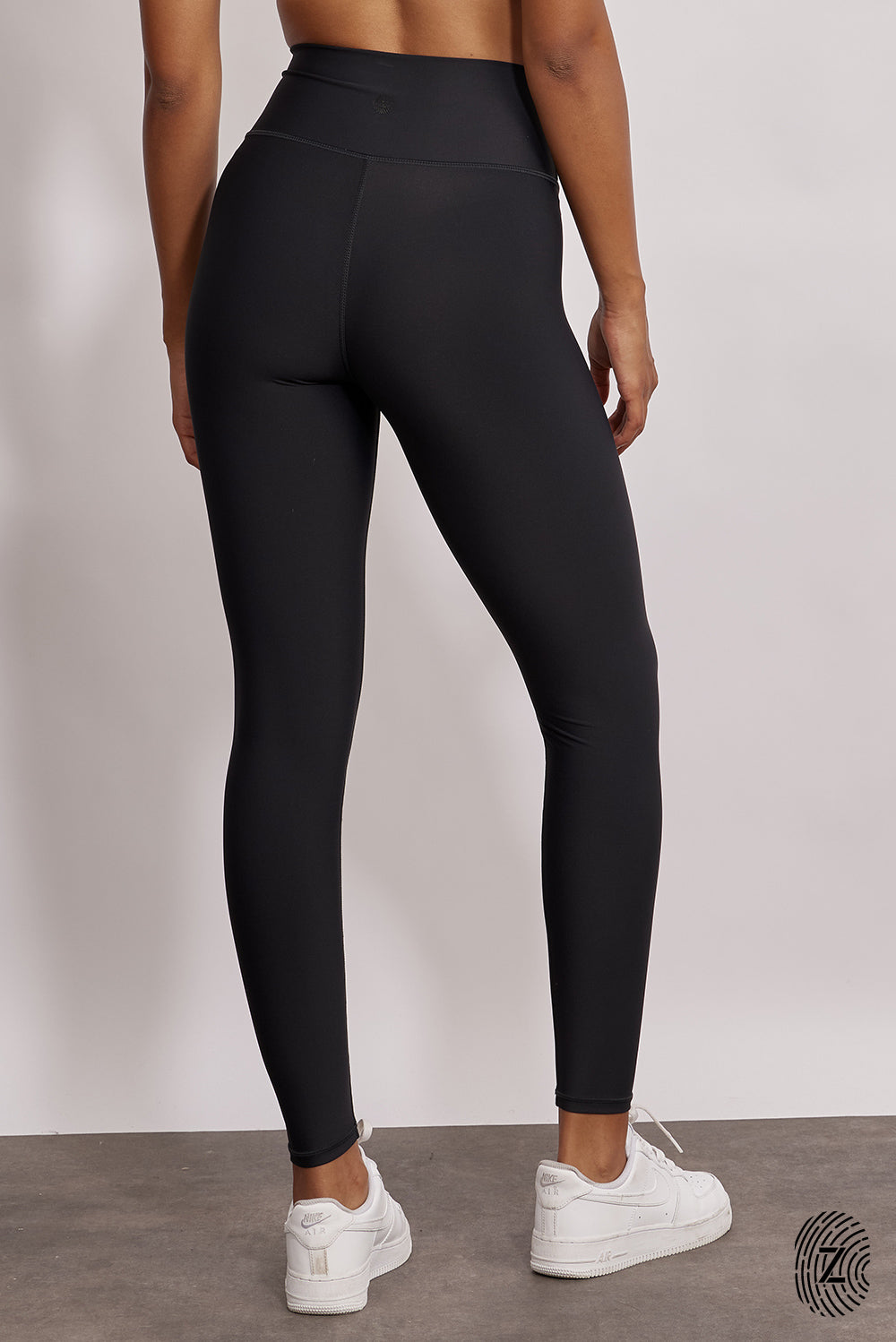 טייץ מבד 4 כיוונים בגזרה גבוהה, ארוך, לוגו touch בחגורת הפריט בחלקה האחורי. גוון שחור