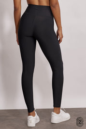 טייץ מבד 4 כיוונים בגזרה גבוהה, ארוך, לוגו touch בחגורת הפריט בחלקה האחורי. גוון שחור