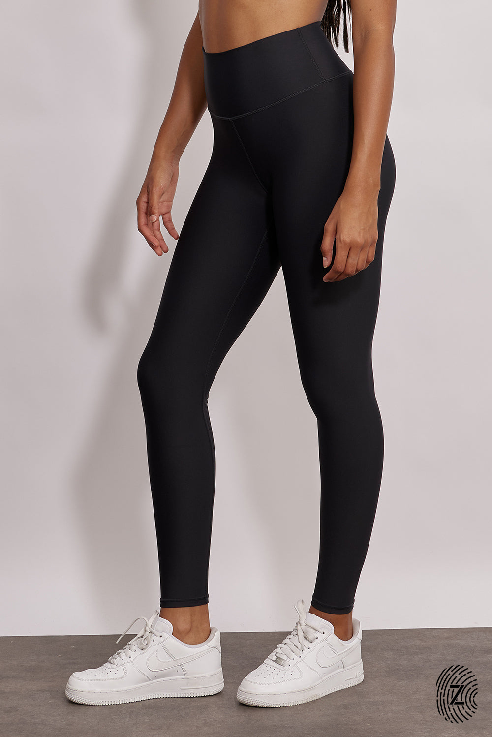 טייץ מבד 4 כיוונים בגזרה גבוהה, ארוך, לוגו touch בחגורת הפריט בחלקה האחורי. גוון שחור