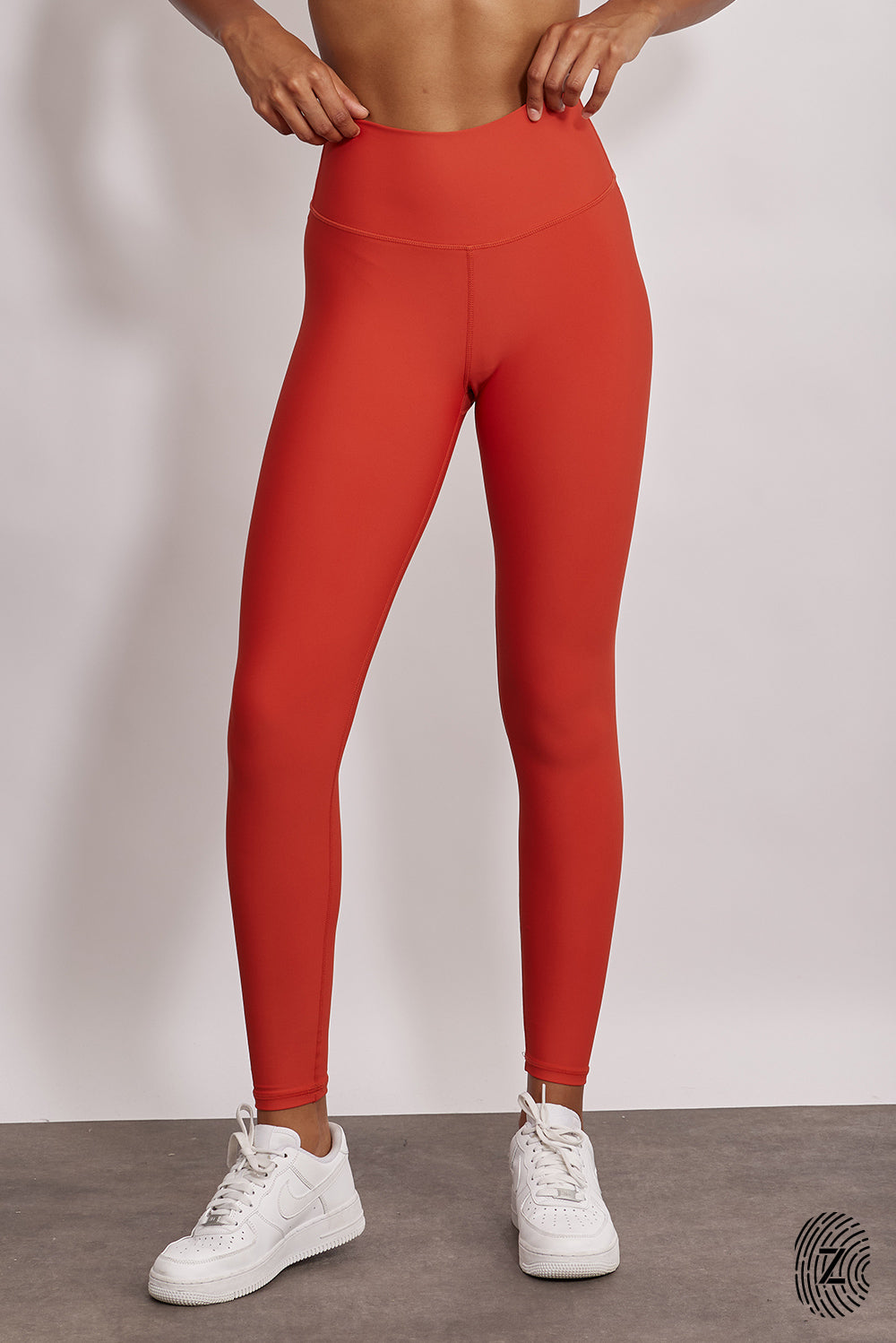 טייץ מבד 4 כיוונים בגזרה גבוהה, ארוך, לוגו touch בחגורת הפריט בחלקה האחורי. גון כתום אדמדם