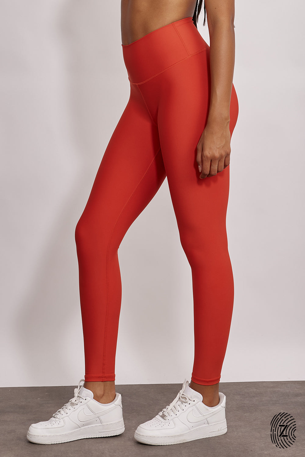 טייץ מבד 4 כיוונים בגזרה גבוהה, ארוך, לוגו touch בחגורת הפריט בחלקה האחורי. גון כתום אדמדם