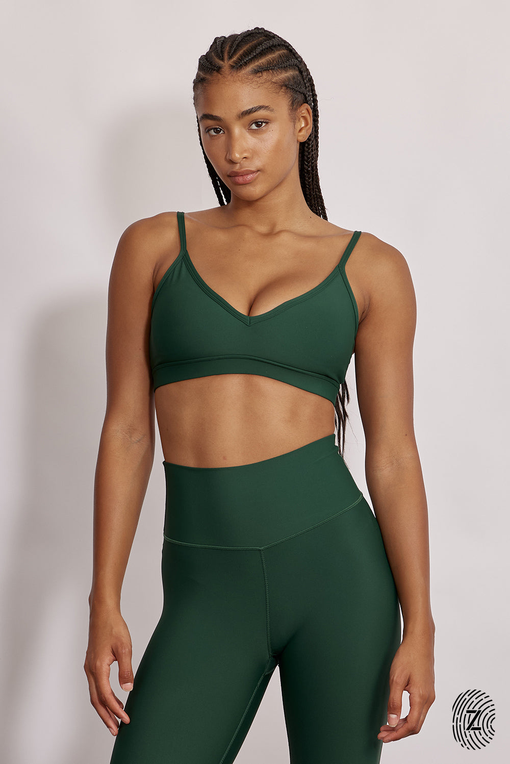 טופ ספורט מבד 4 כיוונים - חלק קדמי וי, ריפוד נשלף, כתפיות מתכוונות - בגוון ירוק בקבוק מקולקציית TOUCH