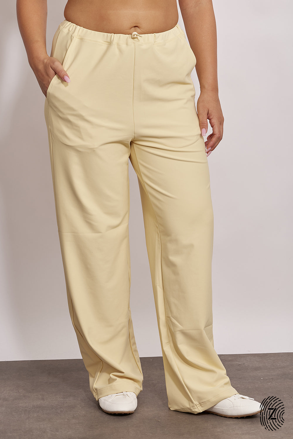 מכנס ארוך מבד 4 כיוונים, סיומת ישרה, עם כיסים צדדים, גומי וכפתור להידוק השרוך הפנימי בגוון צהוב מקולקציית touch