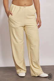מכנס ארוך מבד 4 כיוונים, סיומת ישרה, עם כיסים צדדים, גומי וכפתור להידוק השרוך הפנימי בגוון צהוב מקולקציית touch